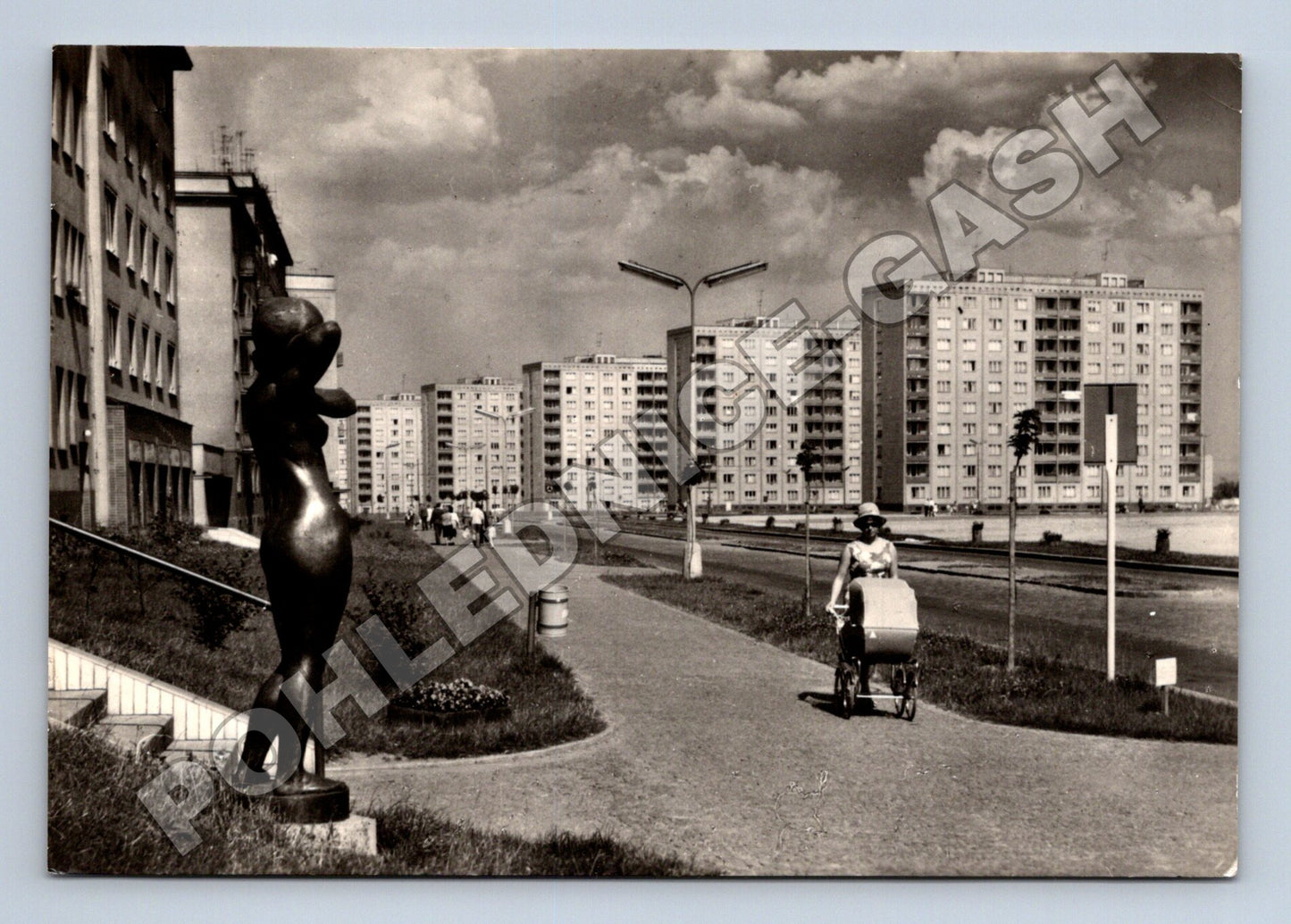 Pohlednice Praha sídliště moderní socha 1968 (M34306)