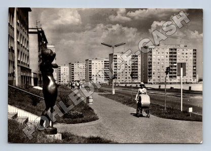 Pohlednice Praha sídliště moderní socha 1968 (M34306)