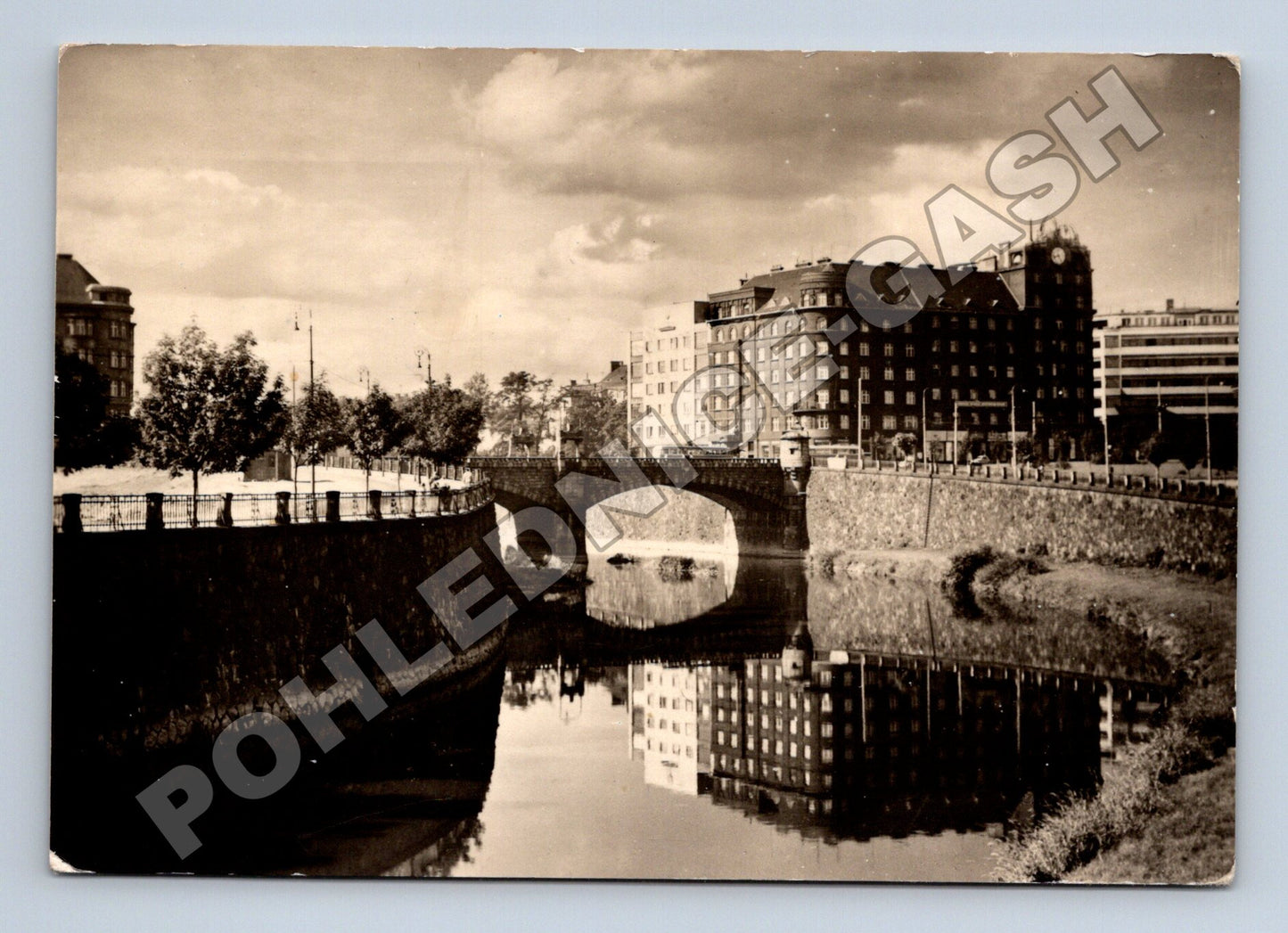 Pohlednice Plzeň řeka s mostem a budovami 1958 (M34326)
