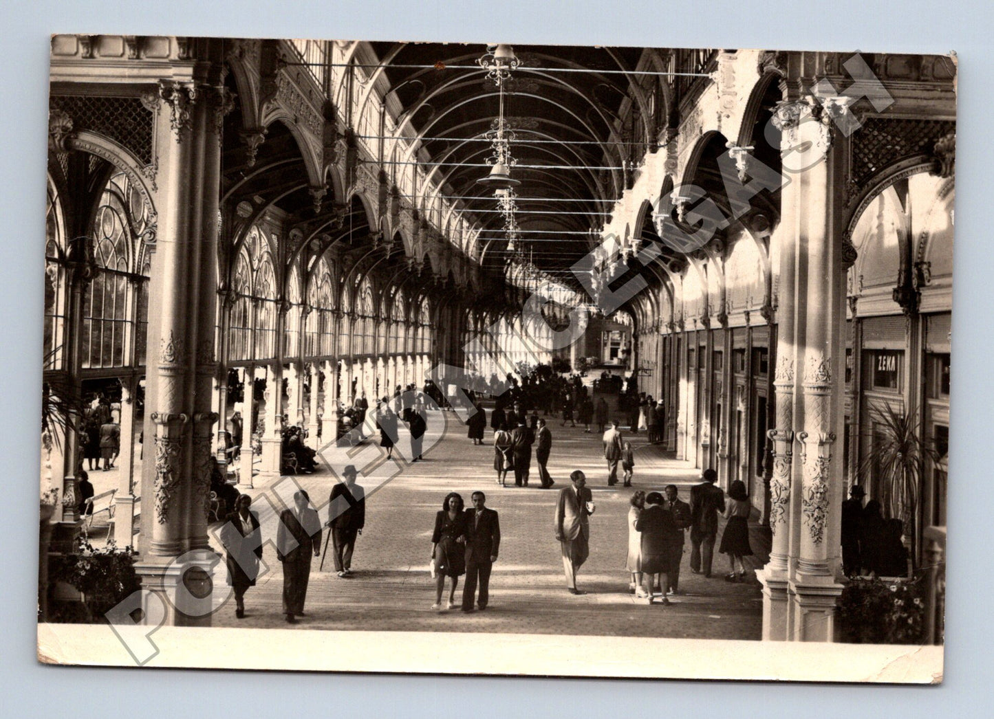 Pohlednice Mariánské Lázně Vnitřek kolonády 1953 (M34357)