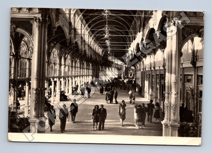 Pohlednice Mariánské Lázně Vnitřek kolonády 1953 (M34357)