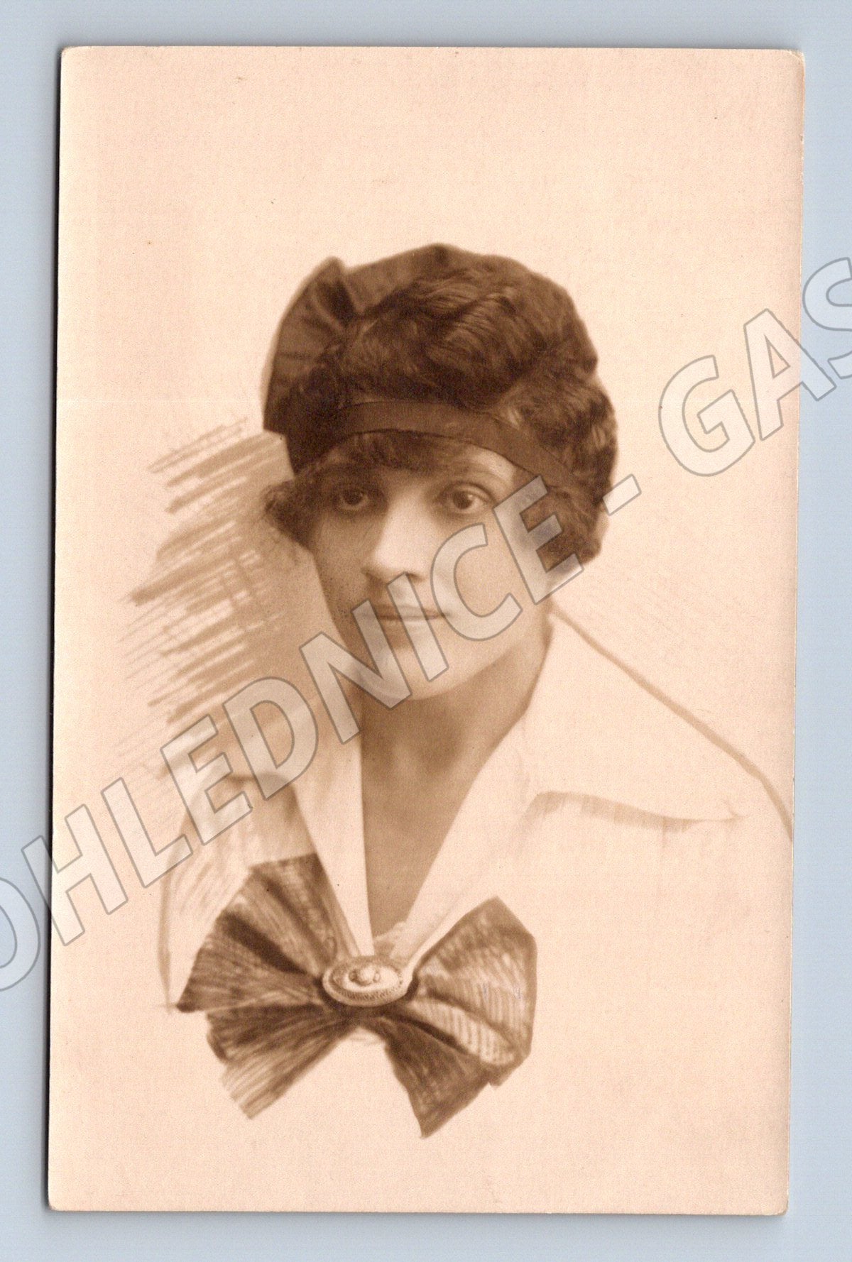 Pohlednice portrét mladé ženy sepia (M3449)