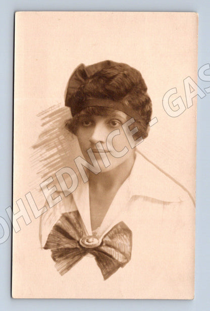 Pohlednice portrét mladé ženy sepia (M3449)