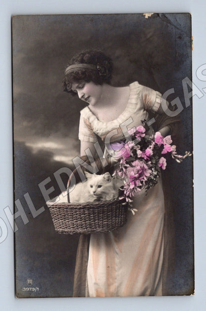 Pohlednice žena s košem květin 1910 (M3454)