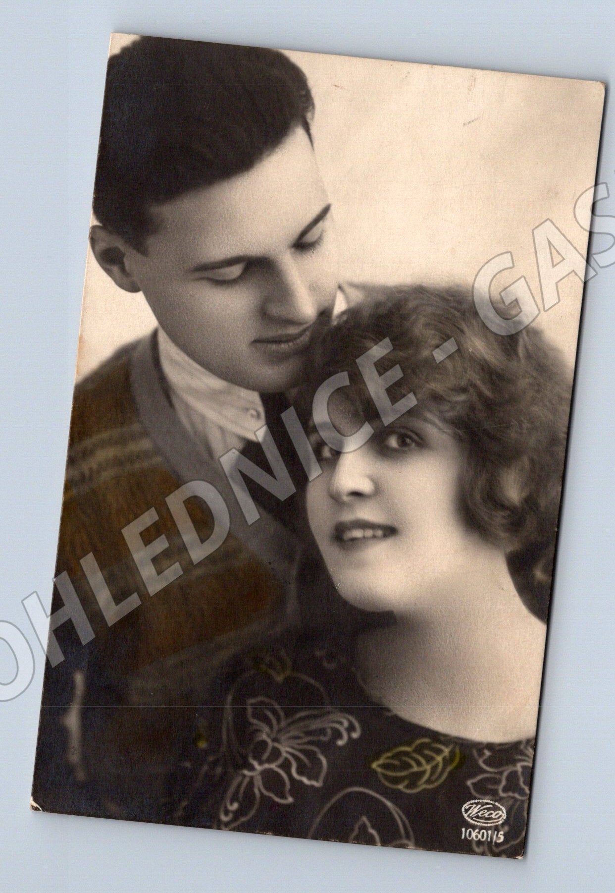 Pohlednice mladý pár černobílý motiv (M3461)