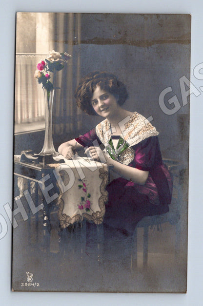 Pohlednice dáma u stolu 1912 (M3470)