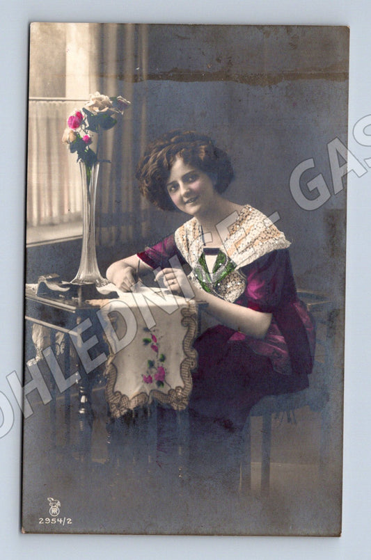 Pohlednice dáma u stolu 1912 (M3470)