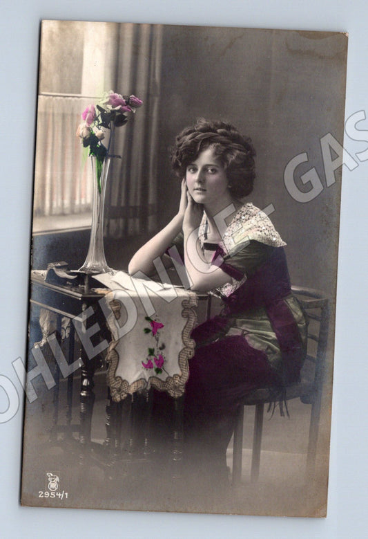 Pohlednice mladá žena 1912 adresovaná (M3471)