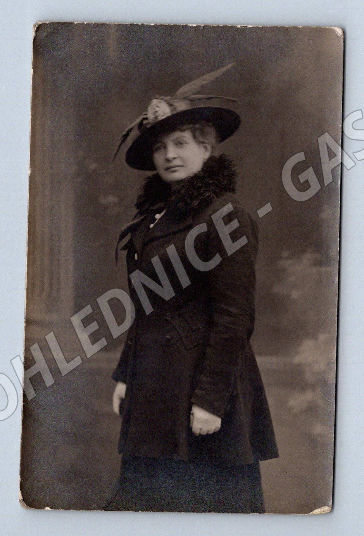 Pohlednice portrét dámy s kloboukem ateliér 1900 (M3478)