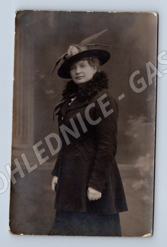 Pohlednice portrét dámy s kloboukem ateliér 1900 (M3478)