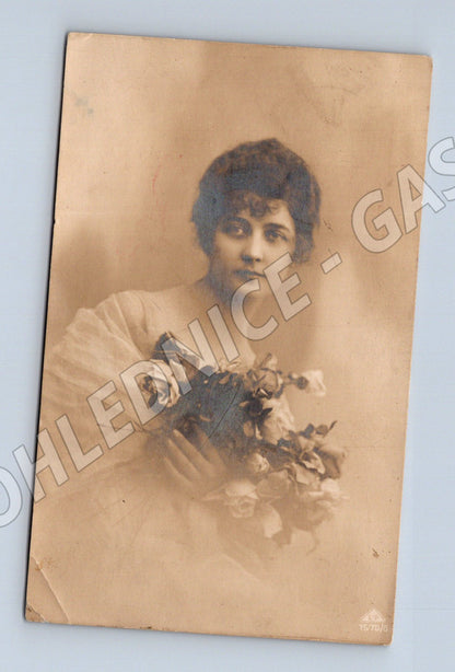 Pohlednice portrét mladé ženy ČSR cca 1920 (M3482)