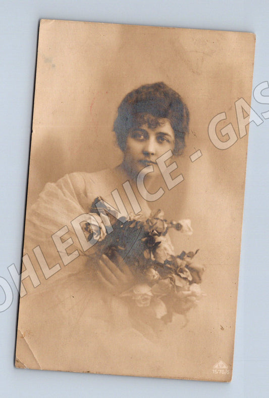 Pohlednice portrét mladé ženy ČSR cca 1920 (M3482)