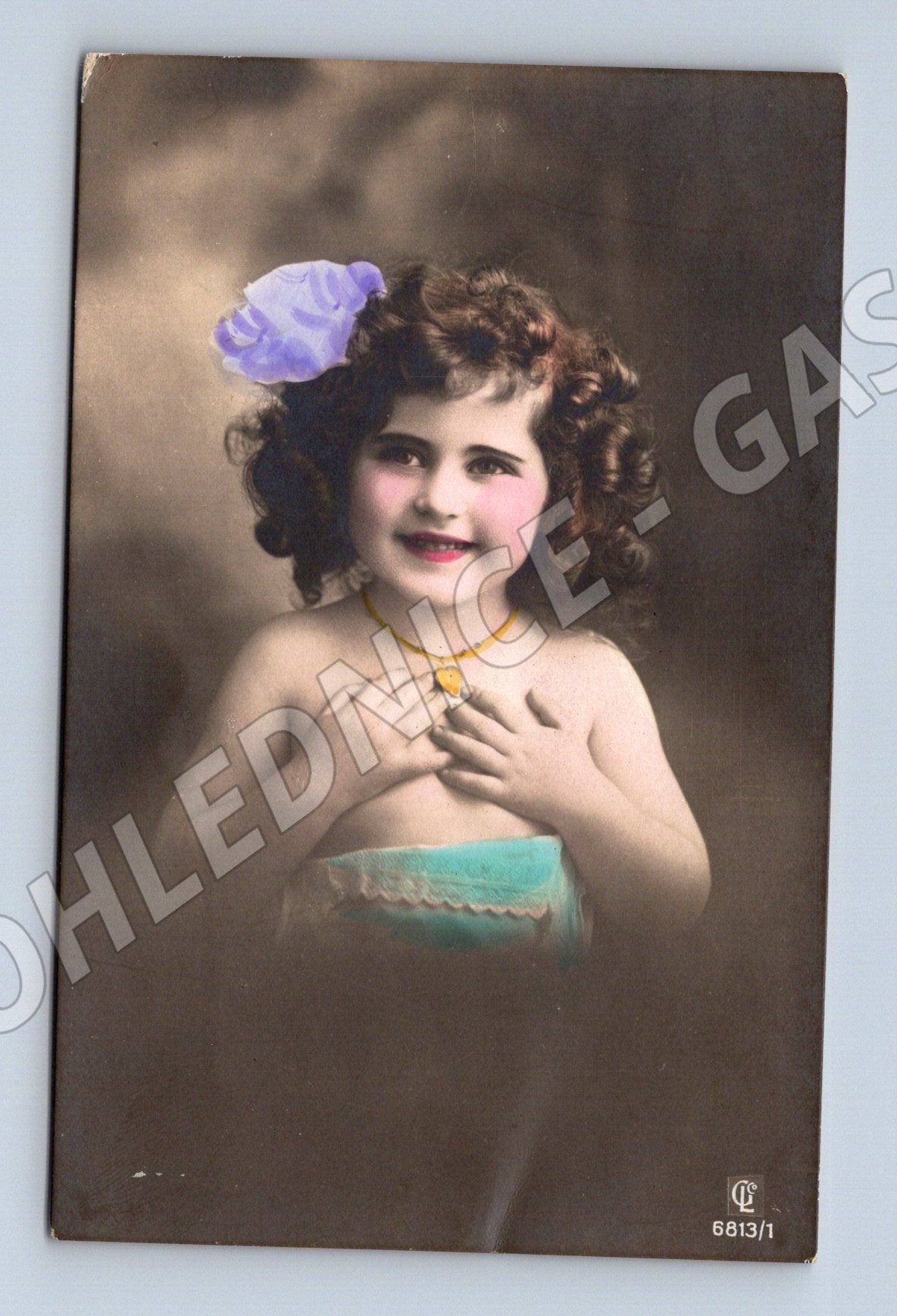 Pohlednice dívka s květinou kolorovaný motiv (M3483)