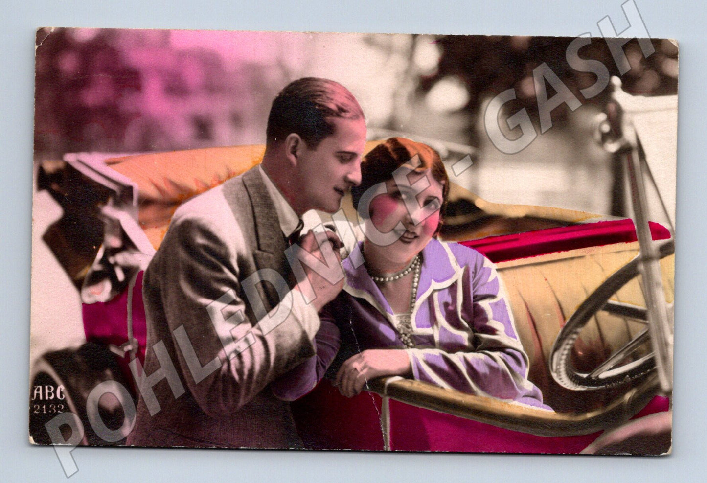 Pohlednice pár u automobilu Francie kolor (M3504)