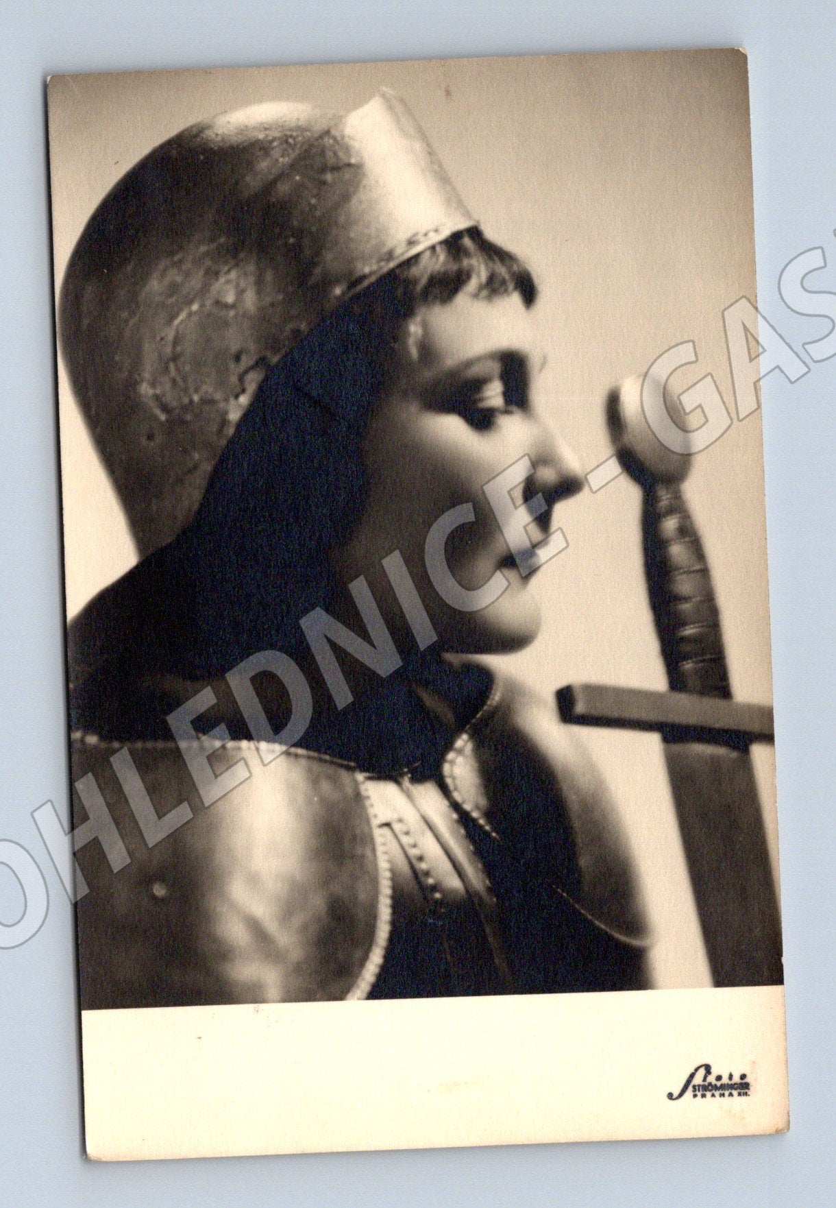 Pohlednice portrét ženy s helmou polní pošta (M3506)