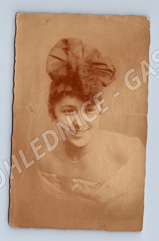 Pohlednice portrét mladé ženy 1919 (M3507)