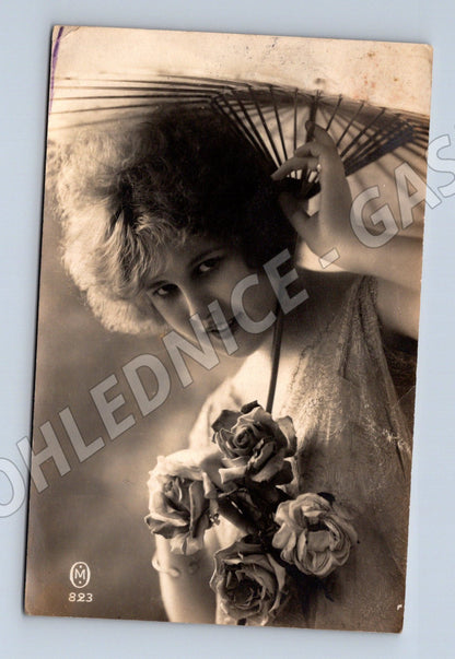 Pohlednice portrét ženy s květinami 1931 FR (M3528)