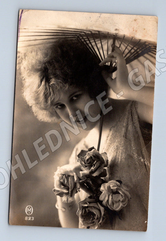 Pohlednice portrét ženy s květinami 1931 FR (M3528)