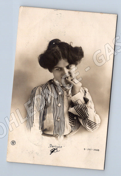 Pohlednice Verliebt portrét ženy cca 1910 (M3529)