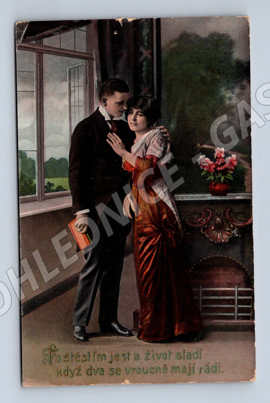 Pohlednice pár u okna předválečný motiv (M3532)