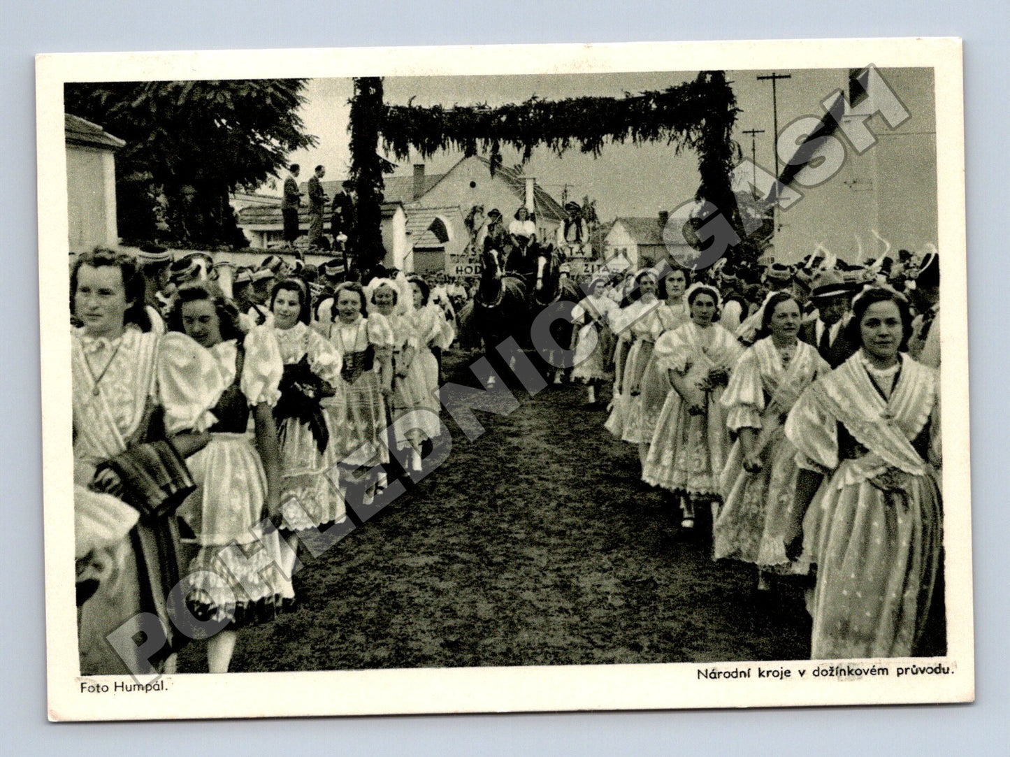 Pohlednice Národní kroje dožínkový průvod 1944 (M35451)