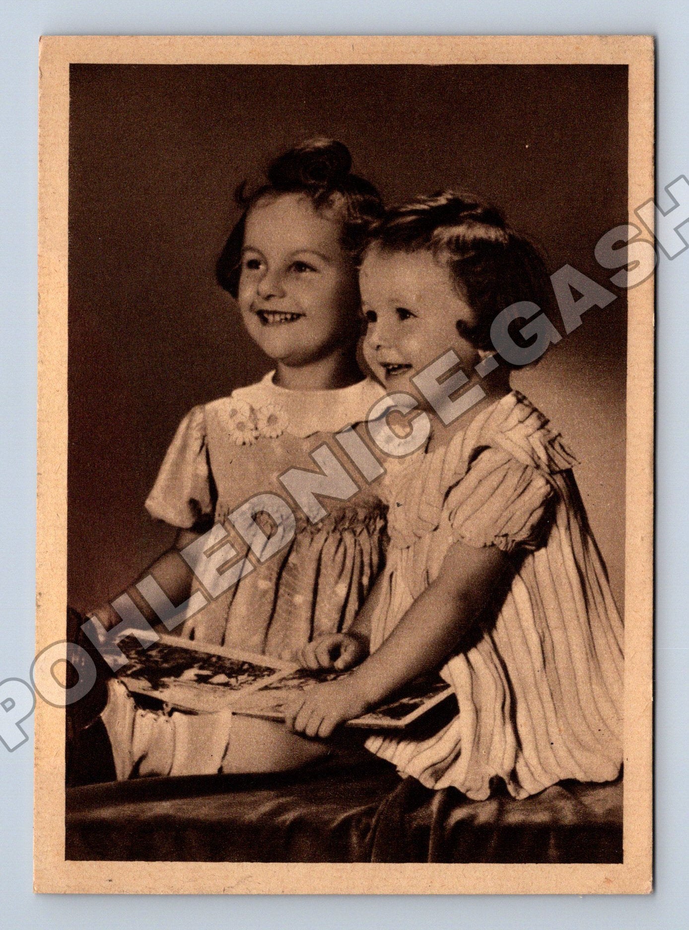 Pohlednice dvě usměvavé dívky s knihou (M35457)