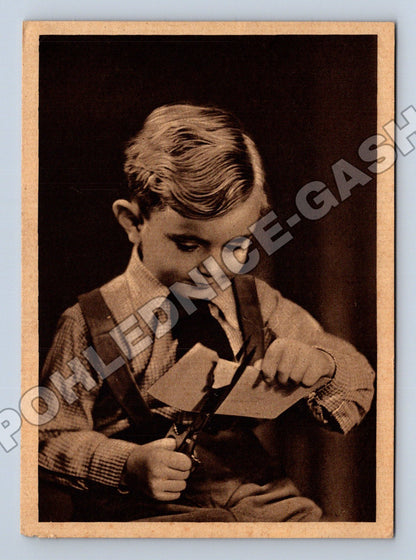 Stará fotografie chlapec stříhá papír (M35460)