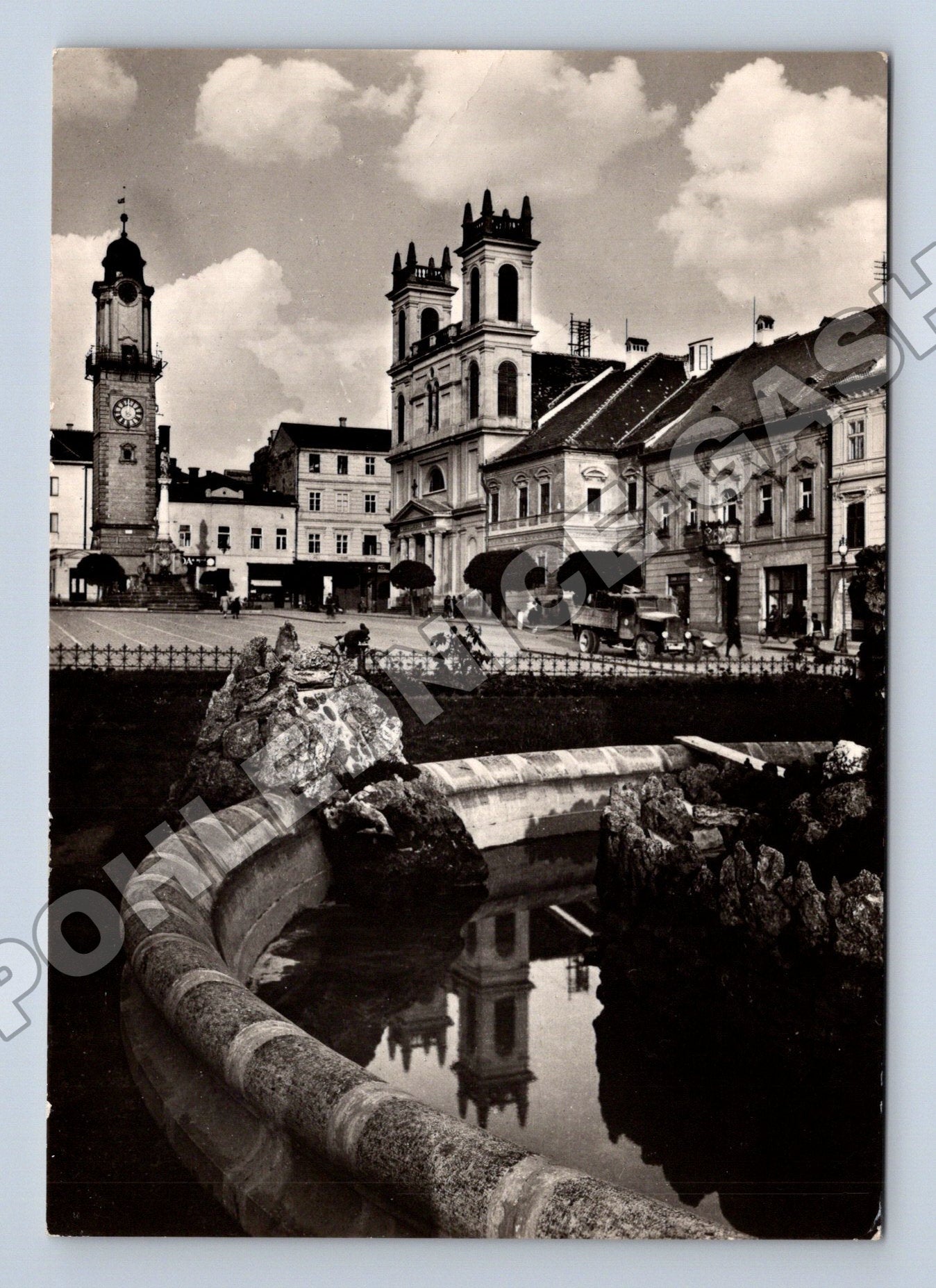 Slovensko Banská Bystrica město s kostelem a sochou (M35462)