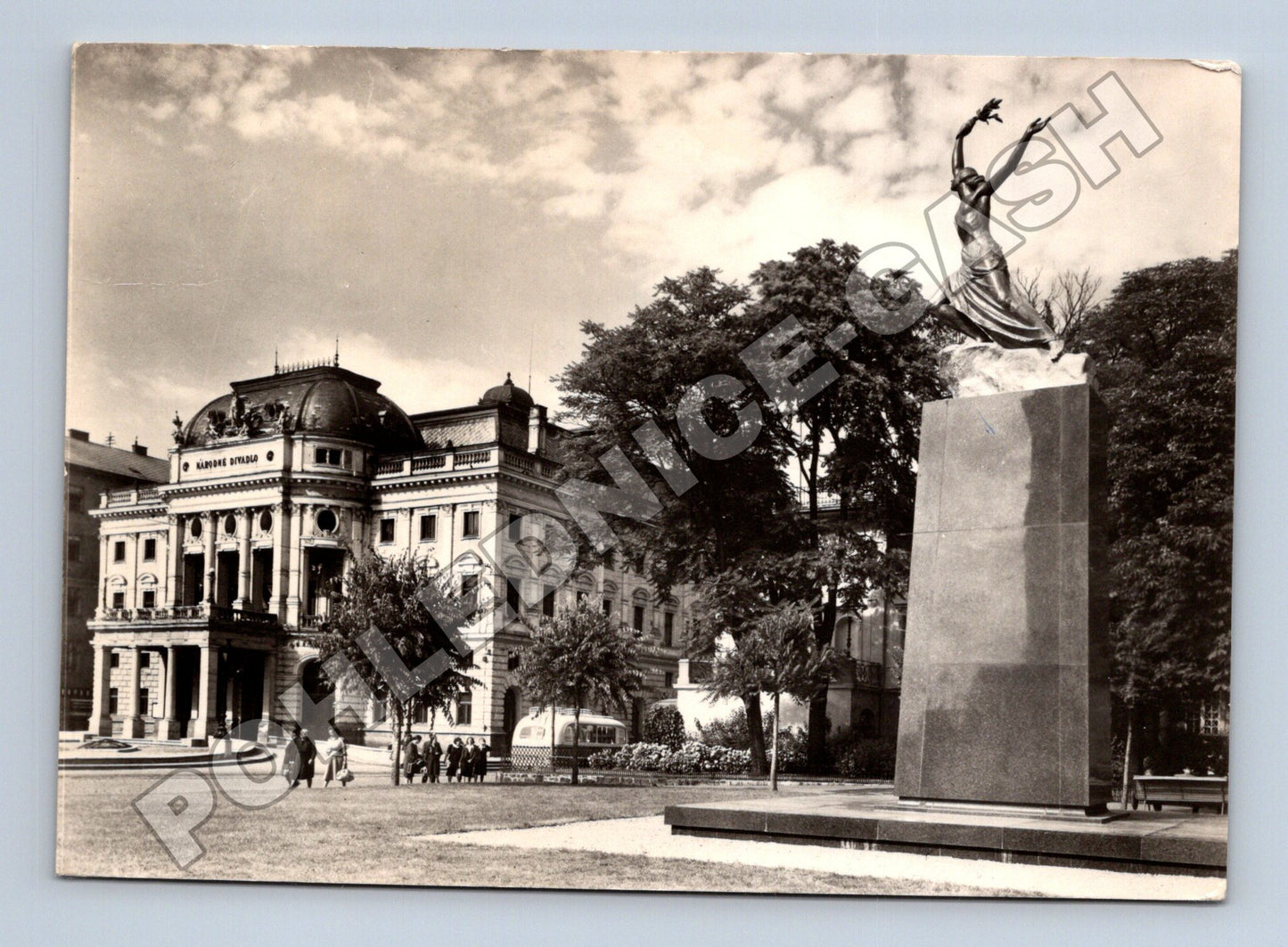 Pohlednice Slovensko Bratislava Národní divadlo pomník 1958 (M35565)