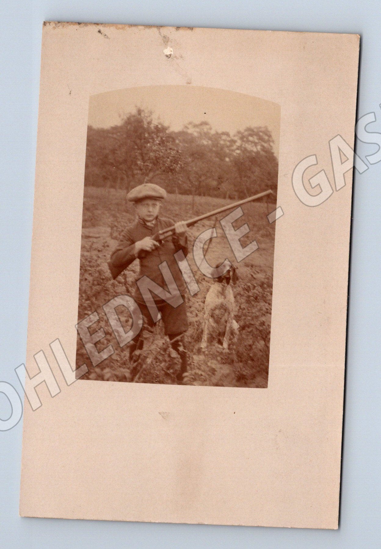 Pohlednice lovecký motiv dítě a pes sepia (M3575)