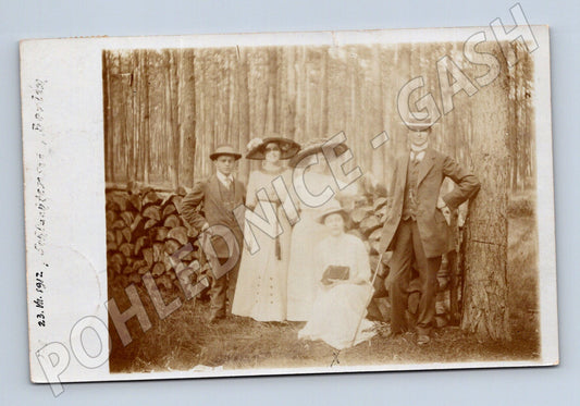 Pohlednice Praha 1912 skupina v lese (M3663)