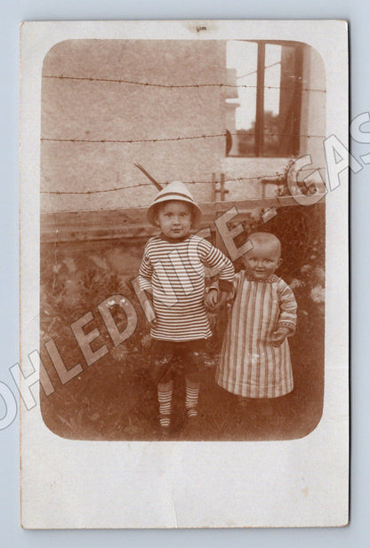 Pohlednice děti u plotu ČSR do 1950 (M3671)