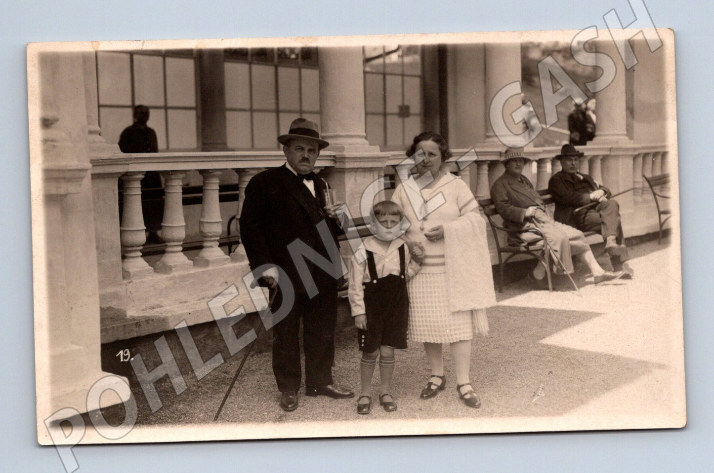 Pohlednice rodina před kolonádou historický motiv (M3677)
