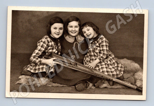 Pohlednice Praha Vincentinum dívky s berlemi (M3681)