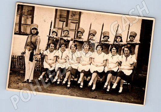 Pohlednice mažoretky před budovou ČSR (M3687)