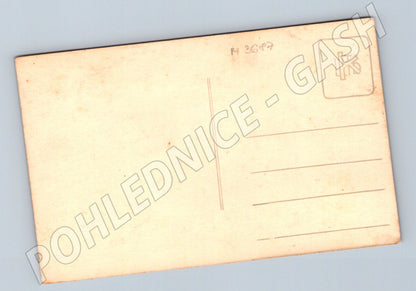 Pohlednice mažoretky před budovou ČSR (M3687)