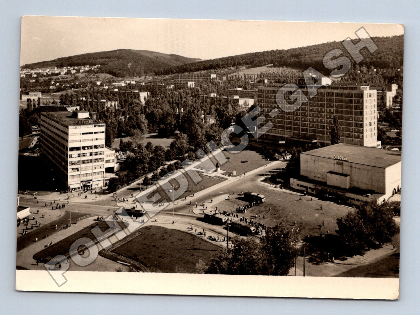Pohlednice Gottwaldov Náměstí Práce hotel Moskva kino (M36971)