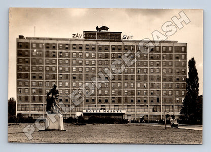 Pohlednice Gottwaldov Hotel Moskva a socha (M36972)