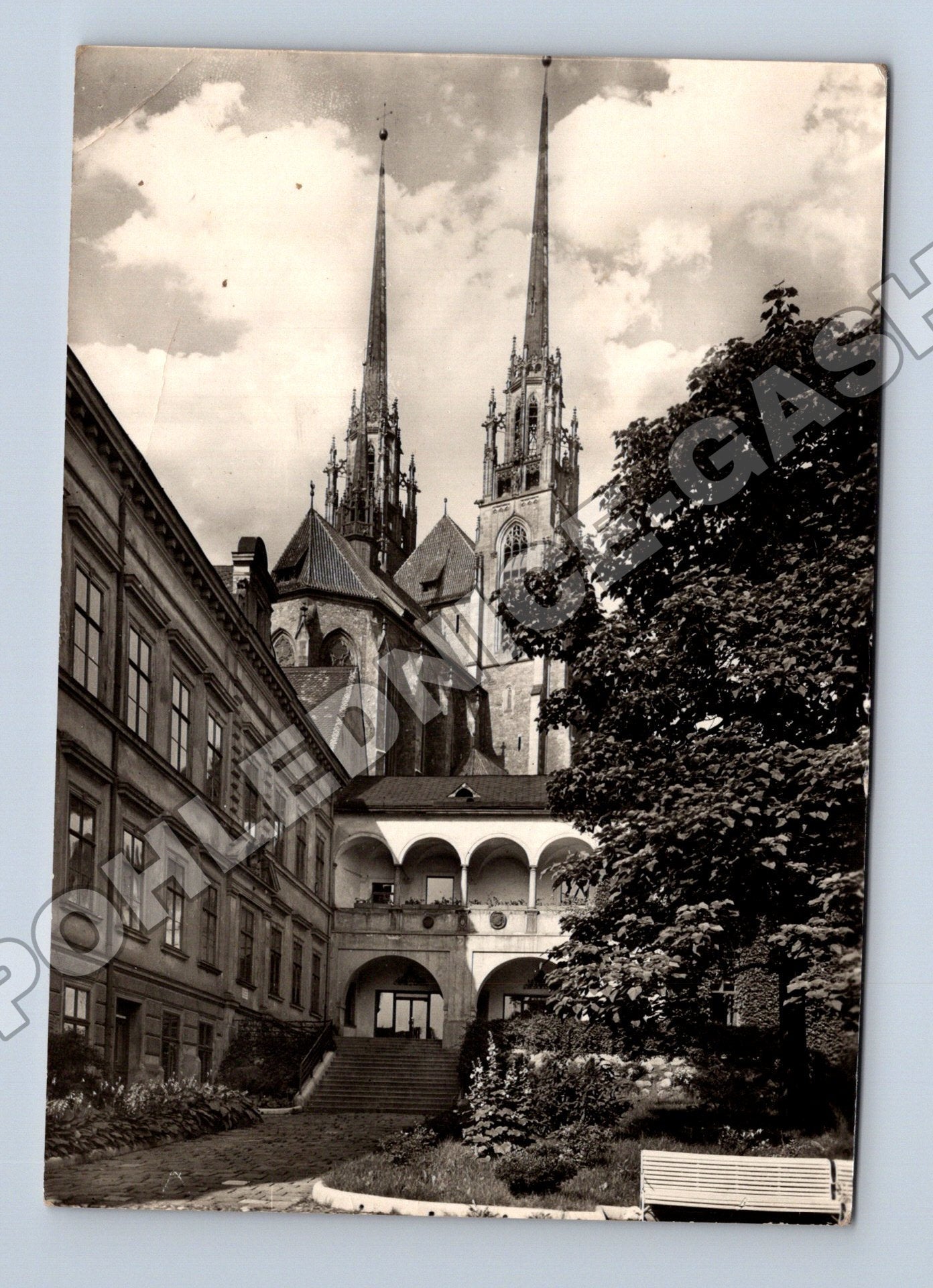 Pohlednice Brno kostel a budova 1963 (M36980)