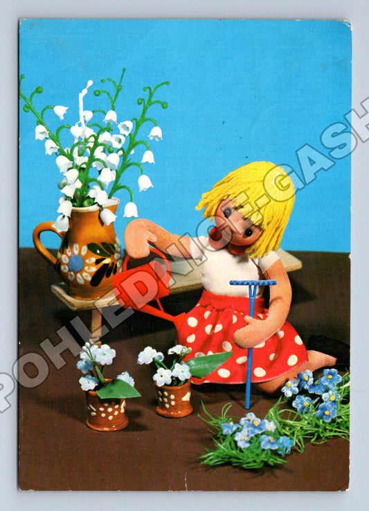 Pohlednice panenka zalévající květiny 1974 (M37222)