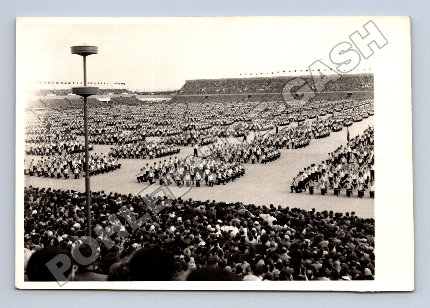 Stará fotografie masové cvičení ve sportovním stadionu (M37397)