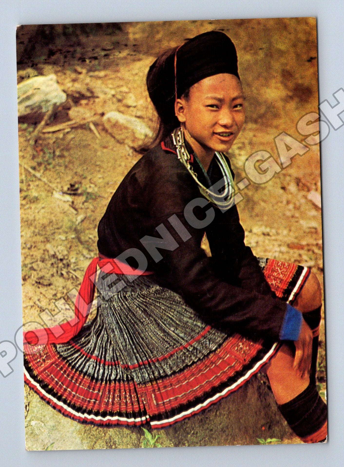Pohlednice Vietnam mladá žena v kroji (M37436)