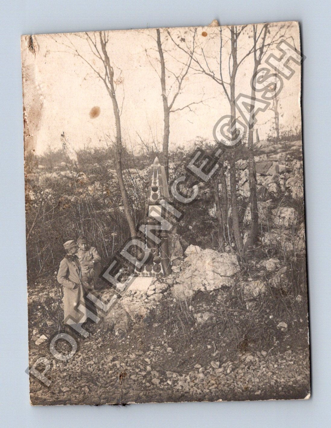 Stará fotografie Vojáci u pomníku I. světová válka (M37957)