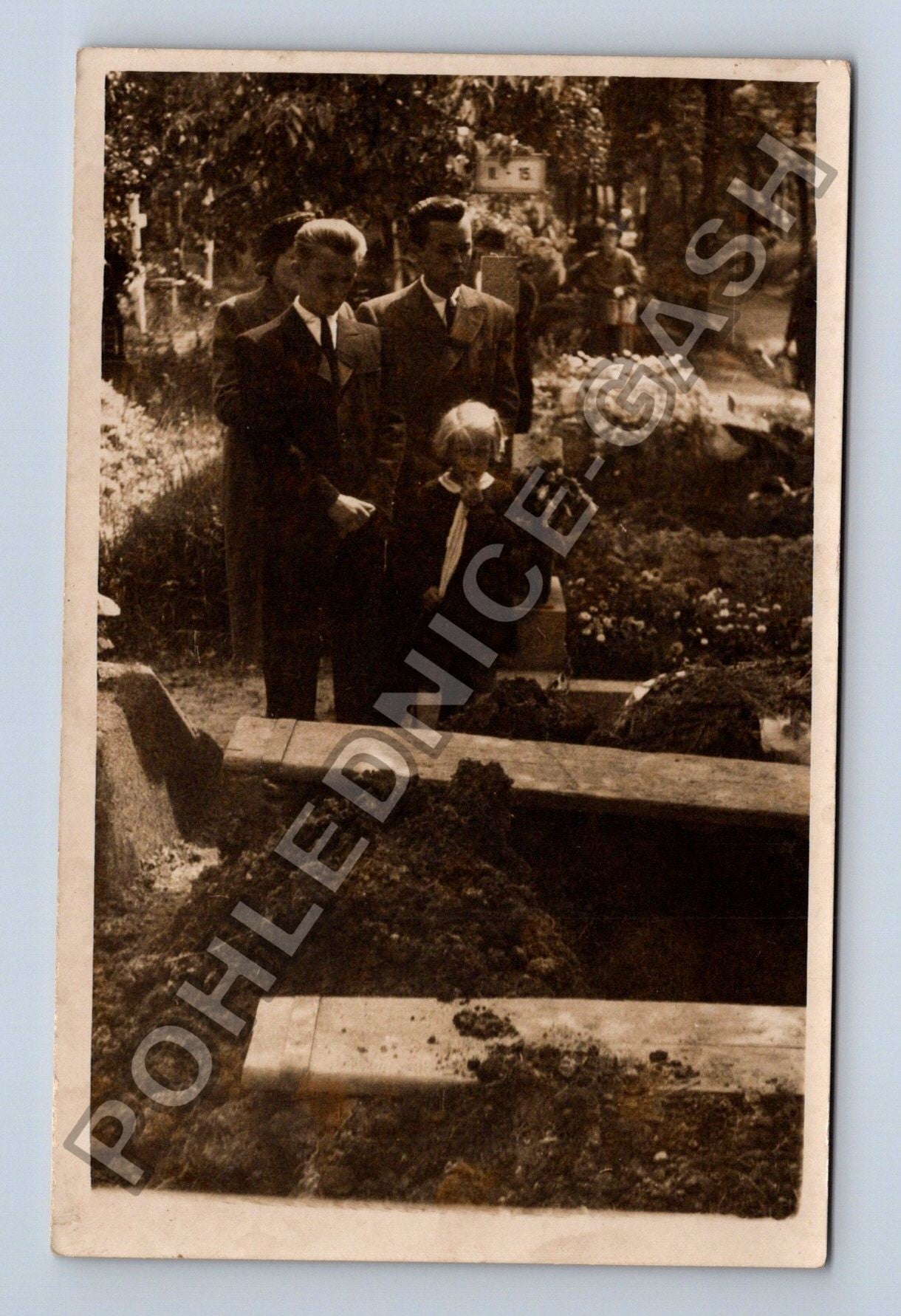 Stará fotografie pohřeb smuteční hosté (M37962)