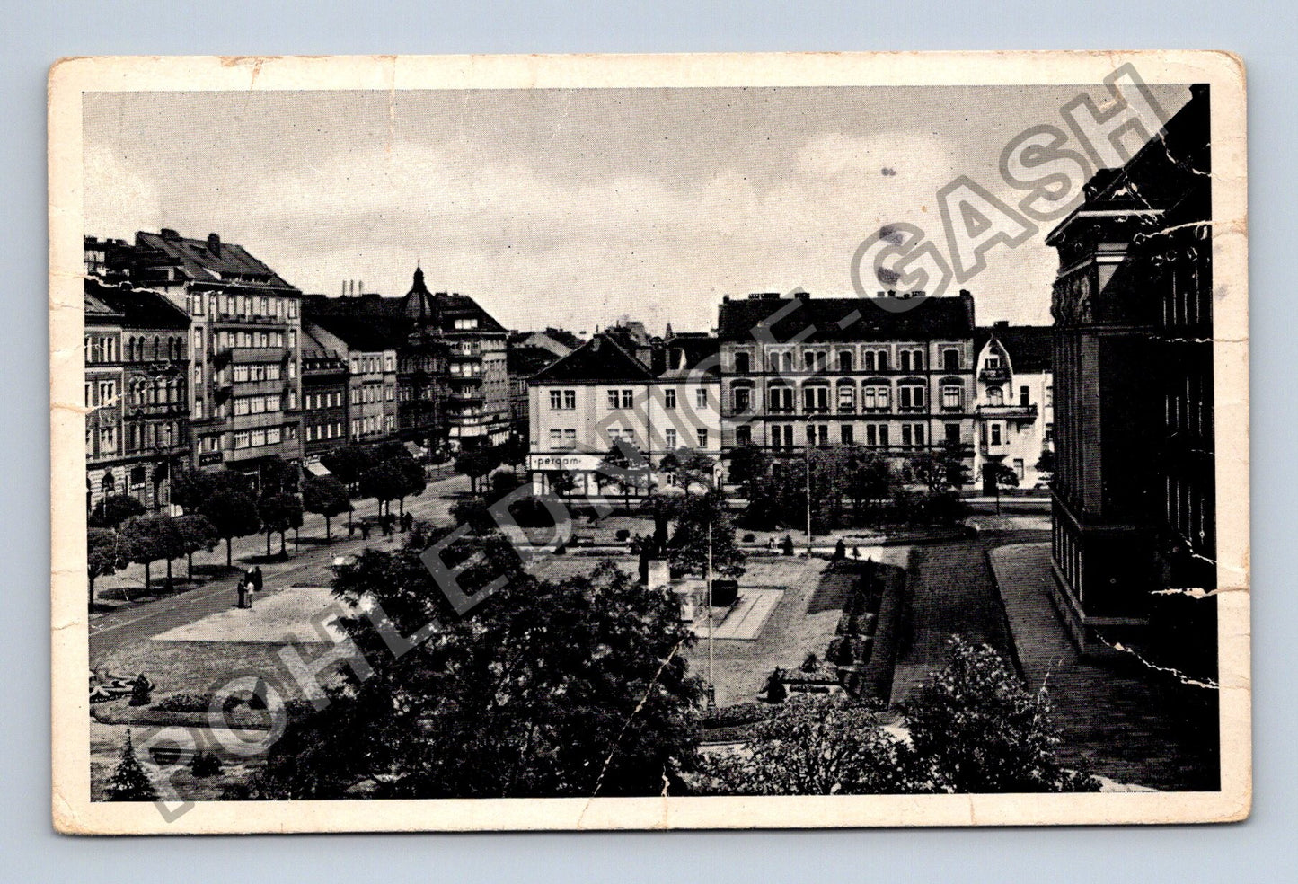 Pohlednice Plzeň náměstí budovy stromy 1942 (M37990)