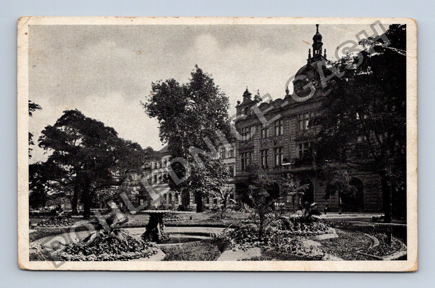 Pohlednice Plzeň park s fontánou a budovou (M37991)