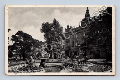 Pohlednice Plzeň park s fontánou a budovou (M37991)