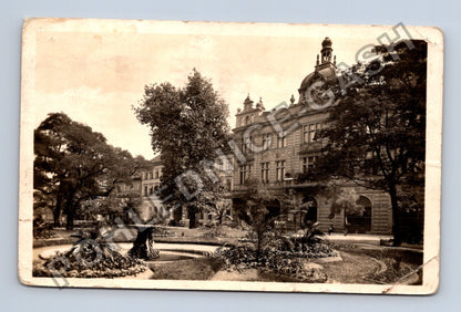 Pohlednice Plzeň park s fontánou hotel 1952 (M38002)