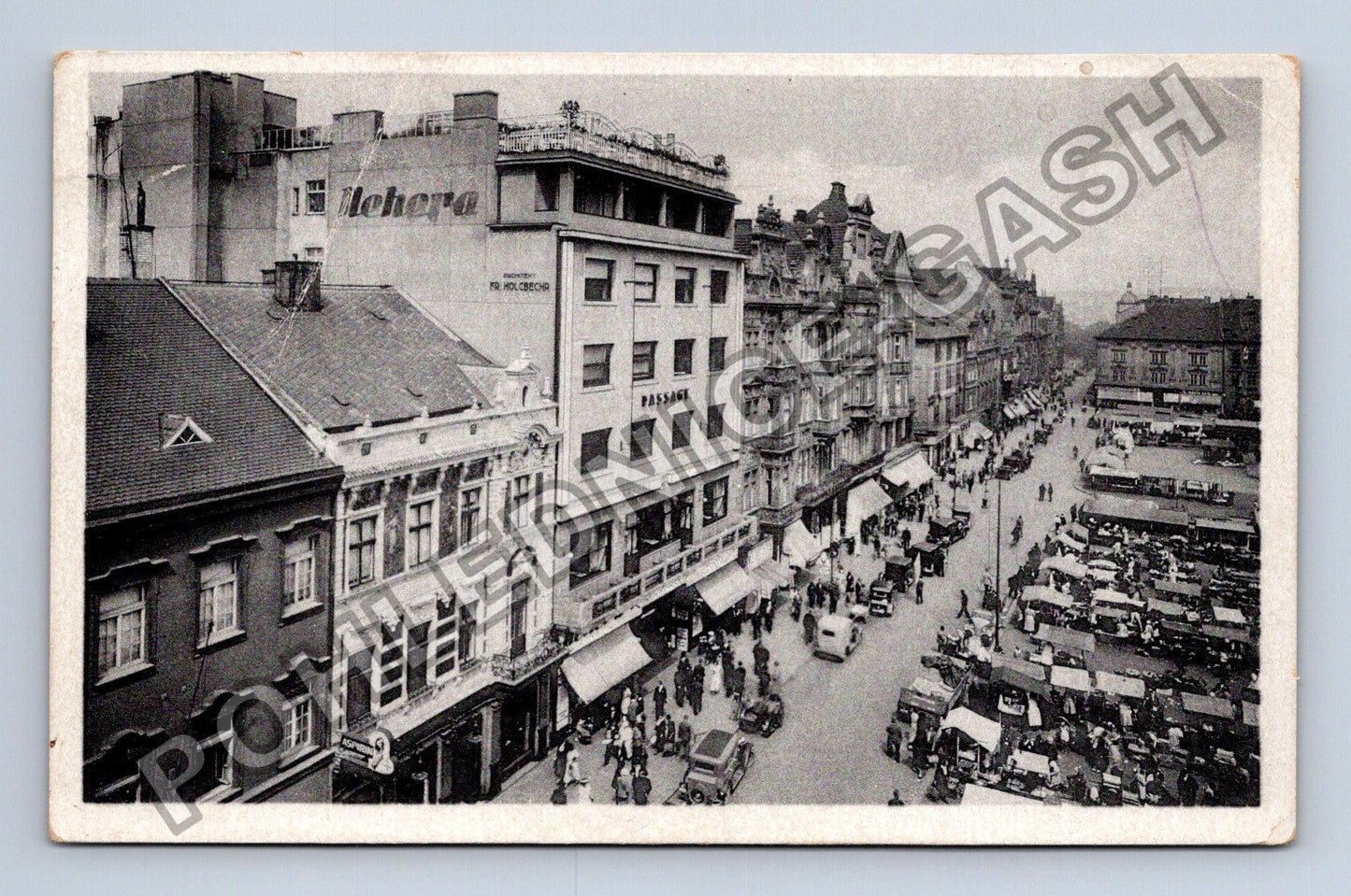 Pohlednice Plzeň ulice s trhem a budovami 30. léta (M38007)
