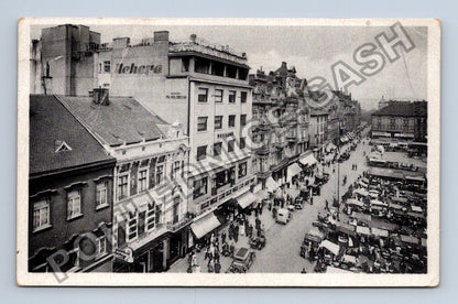 Pohlednice Plzeň ulice s trhem a budovami 30. léta (M38007)
